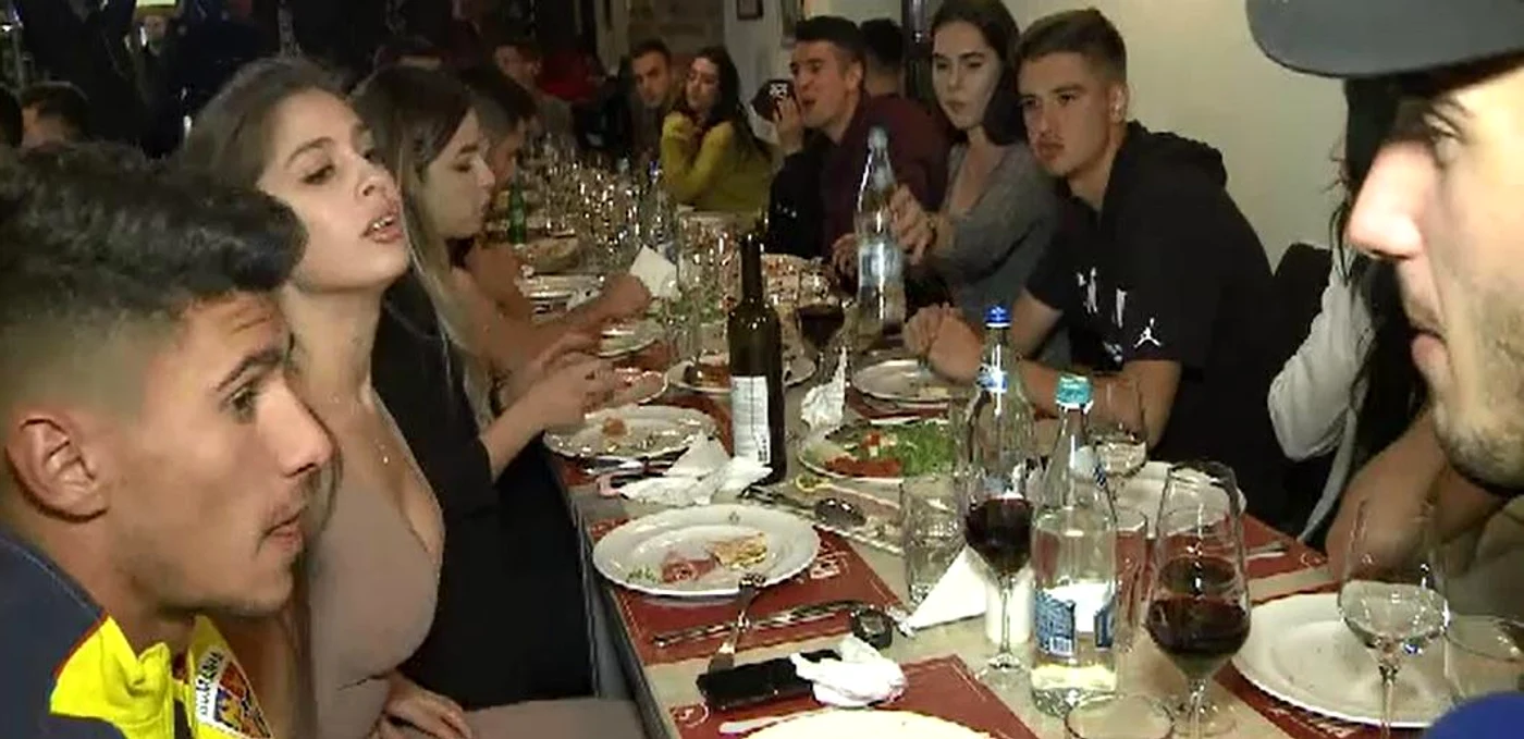 
    Nationala de tineret s-a calificat la Euro 2019, dupa 20 de ani de absenţe de la turneele finale. A fost motiv de petrecere şi iubitele nu au lipsit din peisajFoto: Click!  