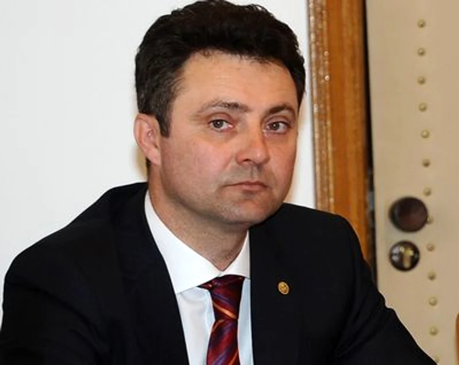 
    Tiberiu Nițu a fos acuzat că a folosit pe nedrept coloanele oficiale pentru a se deplasa la serviciu  