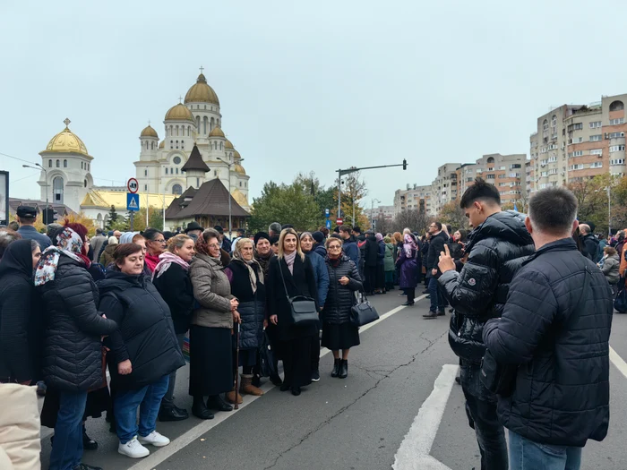 Grup de credincioși care se fotografiază în fața Catedralei