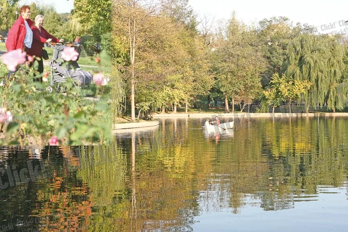 Ce poate fi mai romantic decât o plimbare cu barca pe lac, înconjuraţi de nuanţele calde ale toamnei?