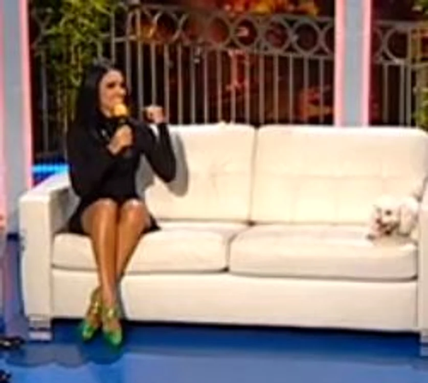 Deşi abia a venit vara, Adelina e deja neagră de la atâta bronz (captură: Kanal D)