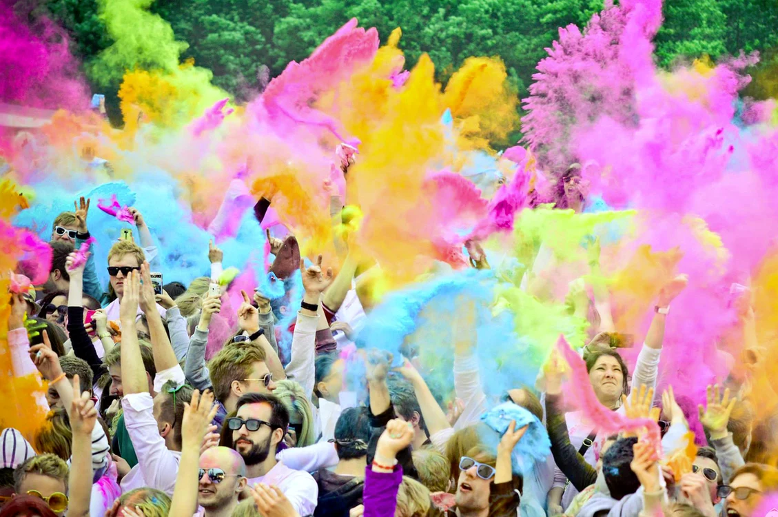 
    Iată cum s-au distrat alţi europeni la acest festival devenit tradiţie (foto: holione.com)  