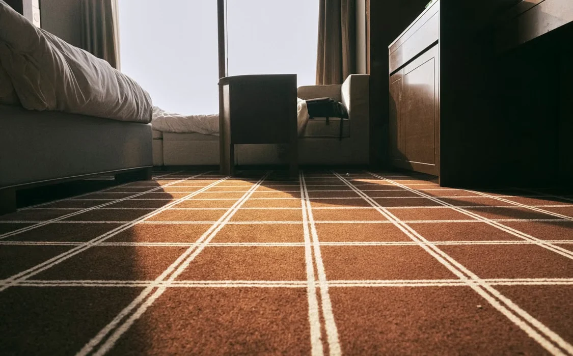 Nu mergeți desculți pe mocheta din hotel/ sursa pexels
