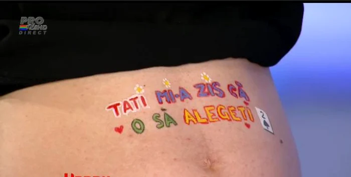 Pe burtica soţiei era scris un mesaj în care se specifica ce carte va fi aleasă (captură: PRO TV)