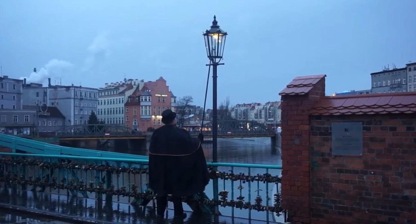 În Wrocław, peste 100 de felinare cu gaz se aprind manual în fiecare seară / foto: captură video