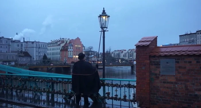 În Wrocław, peste 100 de felinare cu gaz se aprind manual în fiecare seară / foto: captură video