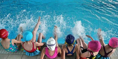 350 de copii de clasa 1 au fost antrenaţi gratuit la Bazinul Olimpic de Înot. Proiectul pilot