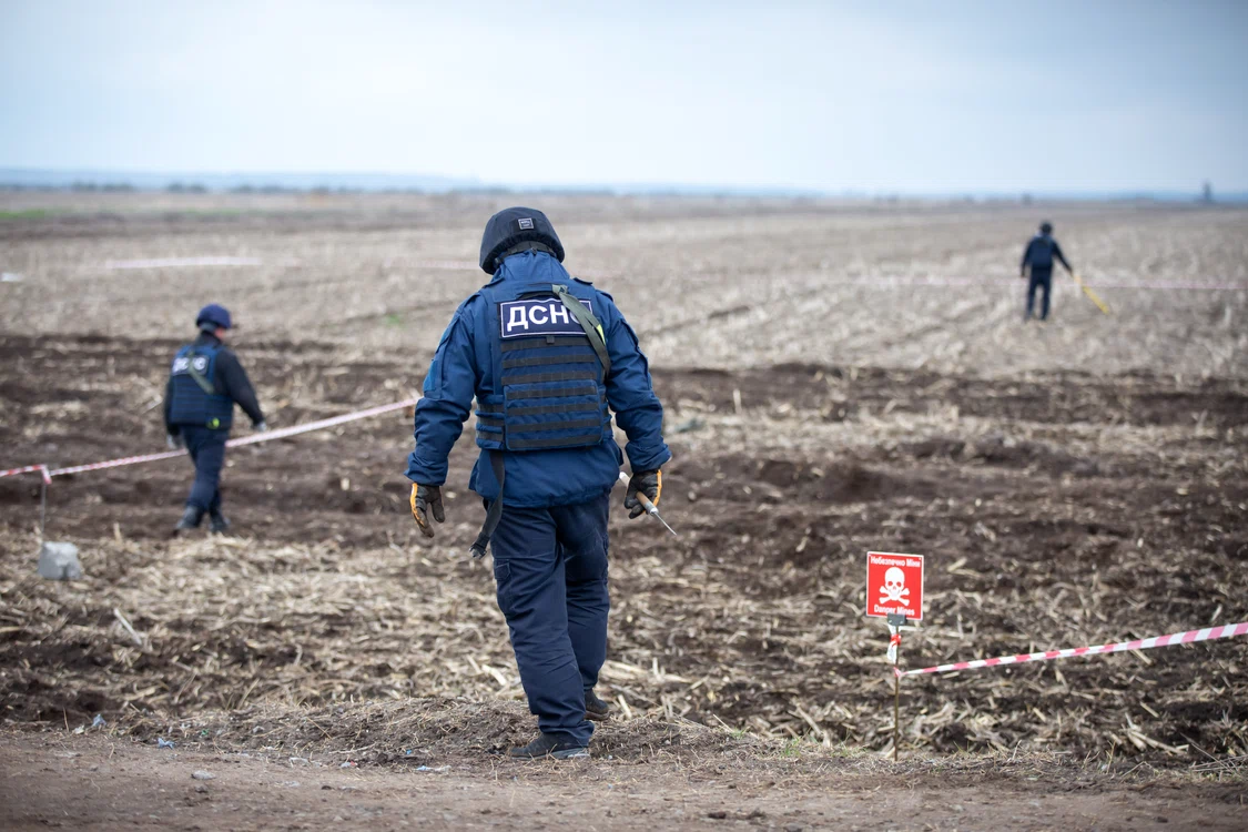 Geniști ucraineni verificând un câmp minat Foto Shutterstock