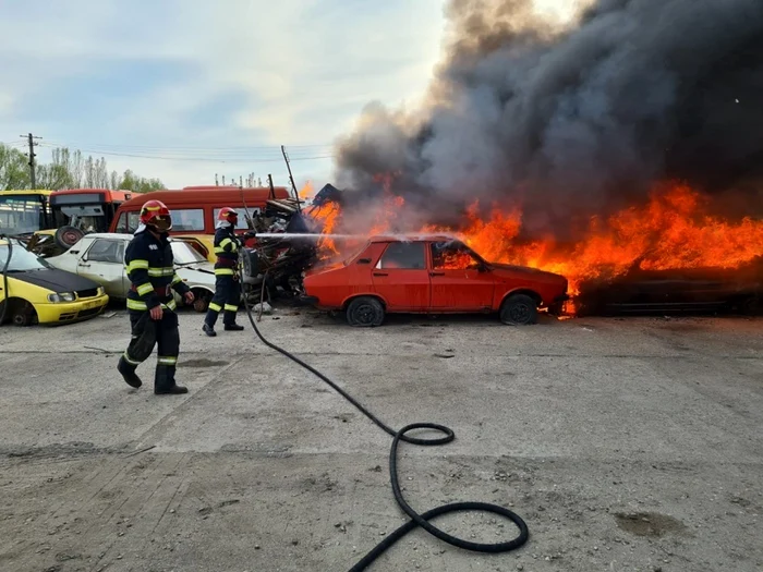 Incendiul a izbucnit în curtea Regiei de Transport public din Craiova FOTO: ISU