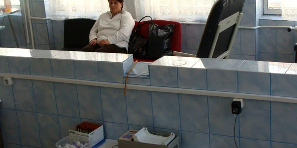 Zeci de persoane trec zilnic pragul instituţiei