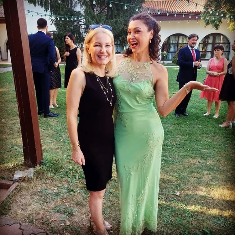 Daniela Nane, în rochie verde, la un eveniment