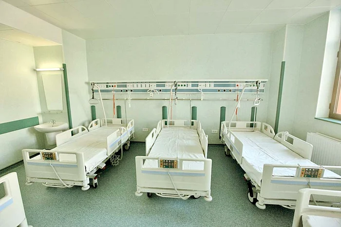 La căpătâiul fiecărui pat  există instalaţii specifice  Terapiei intensive