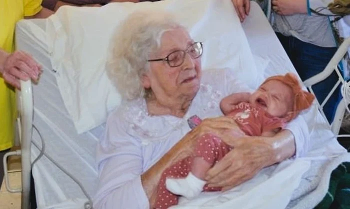 MaeDell Taylor Hawkins în vârstă de 98 de ani și-a cunoscut stră-stră-nepoata (foto: Facebook)