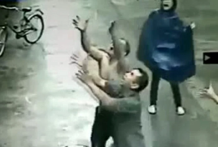 
    Doi trecători s-au grăbit să sară în ajutorul micuţului  