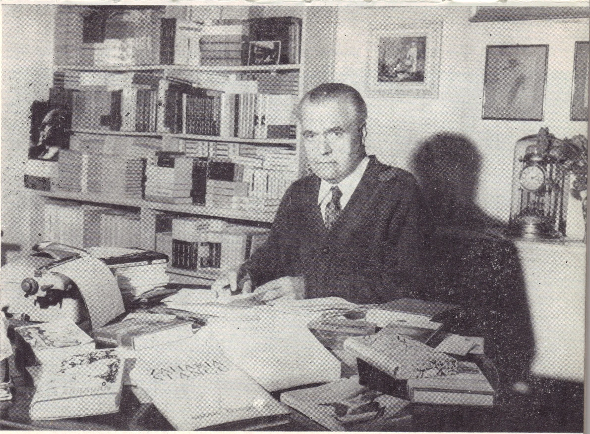 Zaharia Stancu la biroul său de lucru Foto vol Zaharia stancu jpg