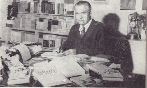 Zaharia Stancu la biroul său de lucru Foto vol Zaharia stancu jpg