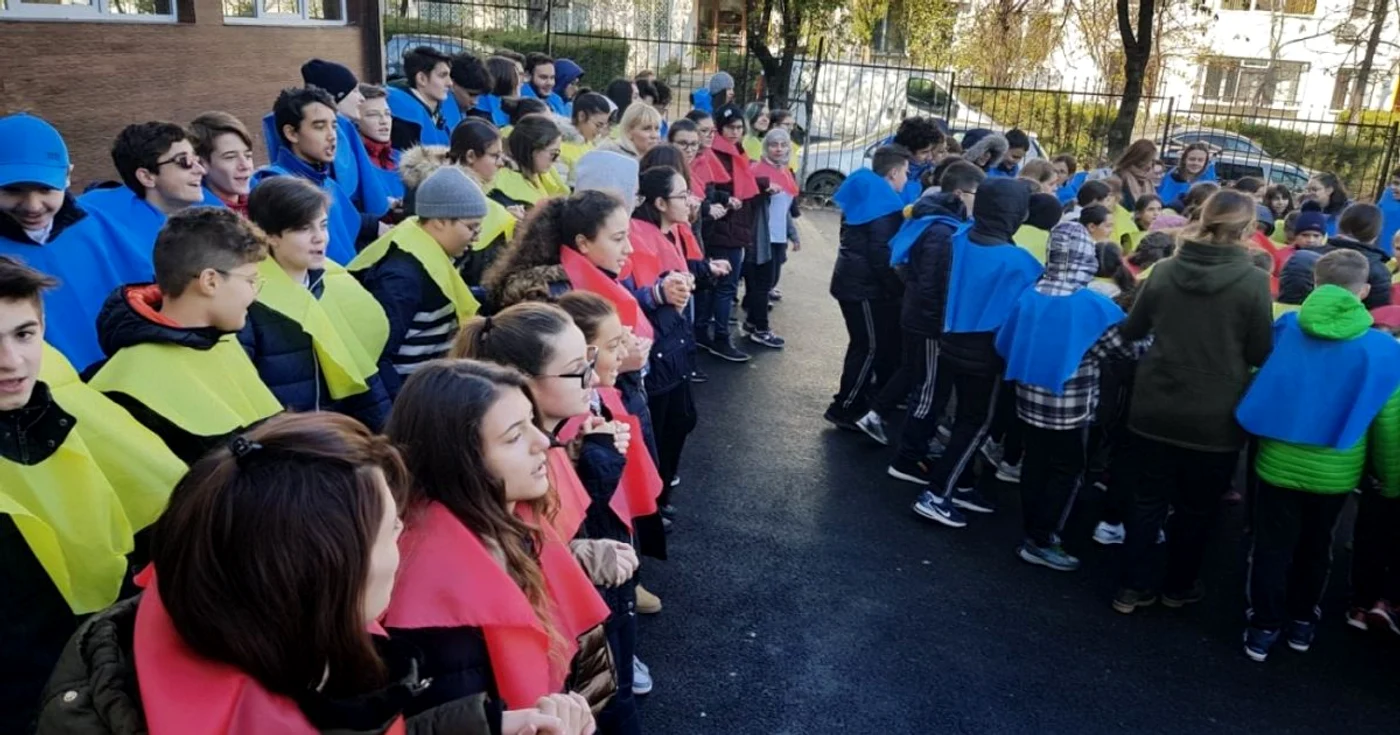 Elevi serbând Centenarul FOTO Adevărul