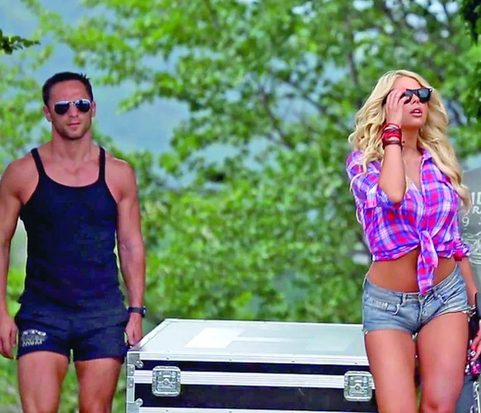 
    Roxana a filmat un nou videoclip  alături de musculosul Uwe  