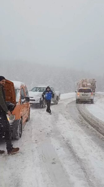 Crăciun cu peripeții. 12 persoane, inclusiv patru copii, rămase înzăpezite. DRPD Craiova: mașinile nu erau echipate cu lanțuri antiderapante
