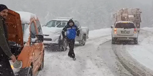Înzăpeziți pe DN7A, pe drumul spre Domeniul Schiabil Transalpina Voineasa Sursă Jandarmeria Vâlcea 1 mp4 thumbnail png
