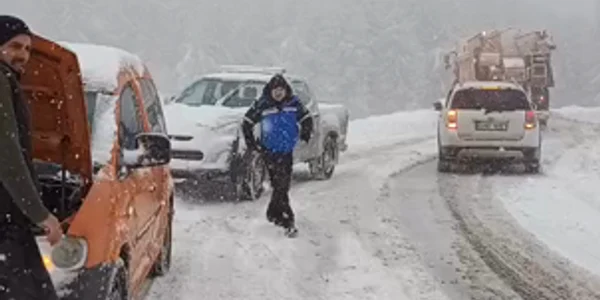 Înzăpeziți pe DN7A, pe drumul spre Domeniul Schiabil Transalpina Voineasa Sursă Jandarmeria Vâlcea 1 mp4 thumbnail png