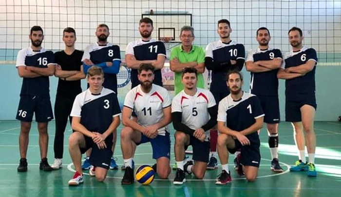 Antrenorul Marius Țig, în mijlocul jucătorilor echipei pe care a antrenat-o până în primăvara lui 2020, CSU Brașov