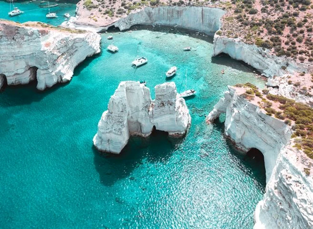 Una din plajele de pe Insula Milos. Foto: Twitter / Discover Greece