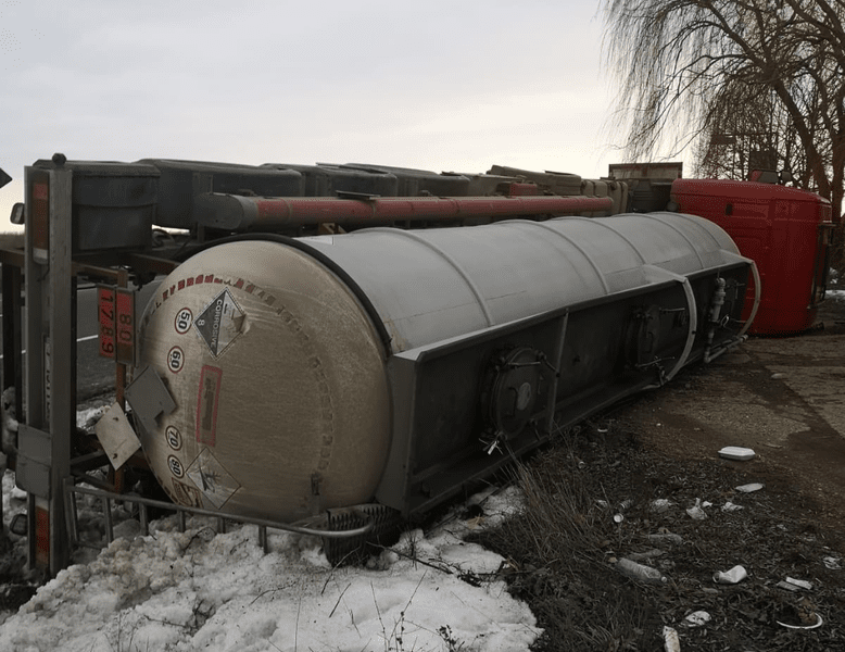 O cisternă cu acid clorhidric s-a răsturnat pe cel mai circulat drum din Moldova