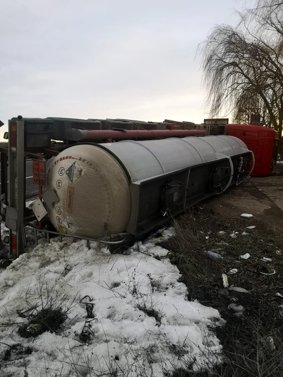 Autotren răsturnat pe E85 FOTO: IPJ Vrancea