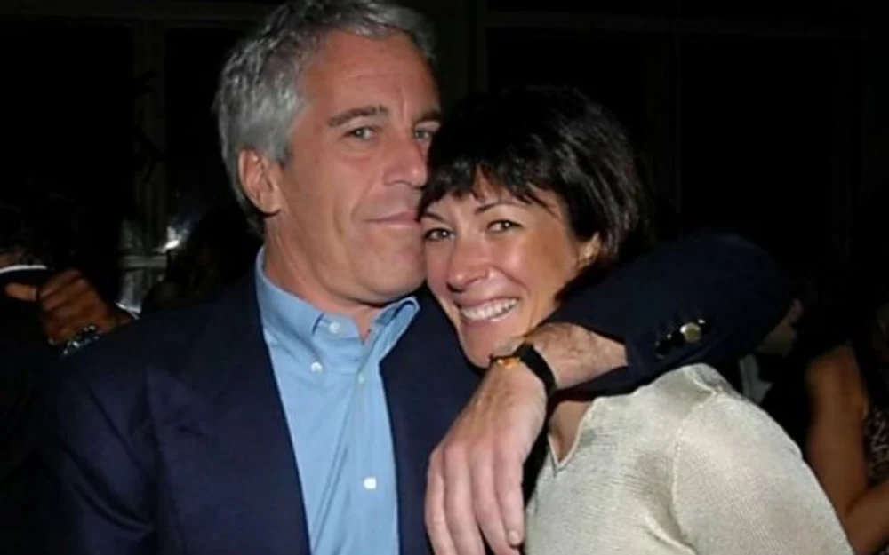 Fosta iubită a lui Jeffrey Epstein, aflată după gratii, depune mărturie în ancheta miliardarului. Ghislaine Maxwell cere imunitate
