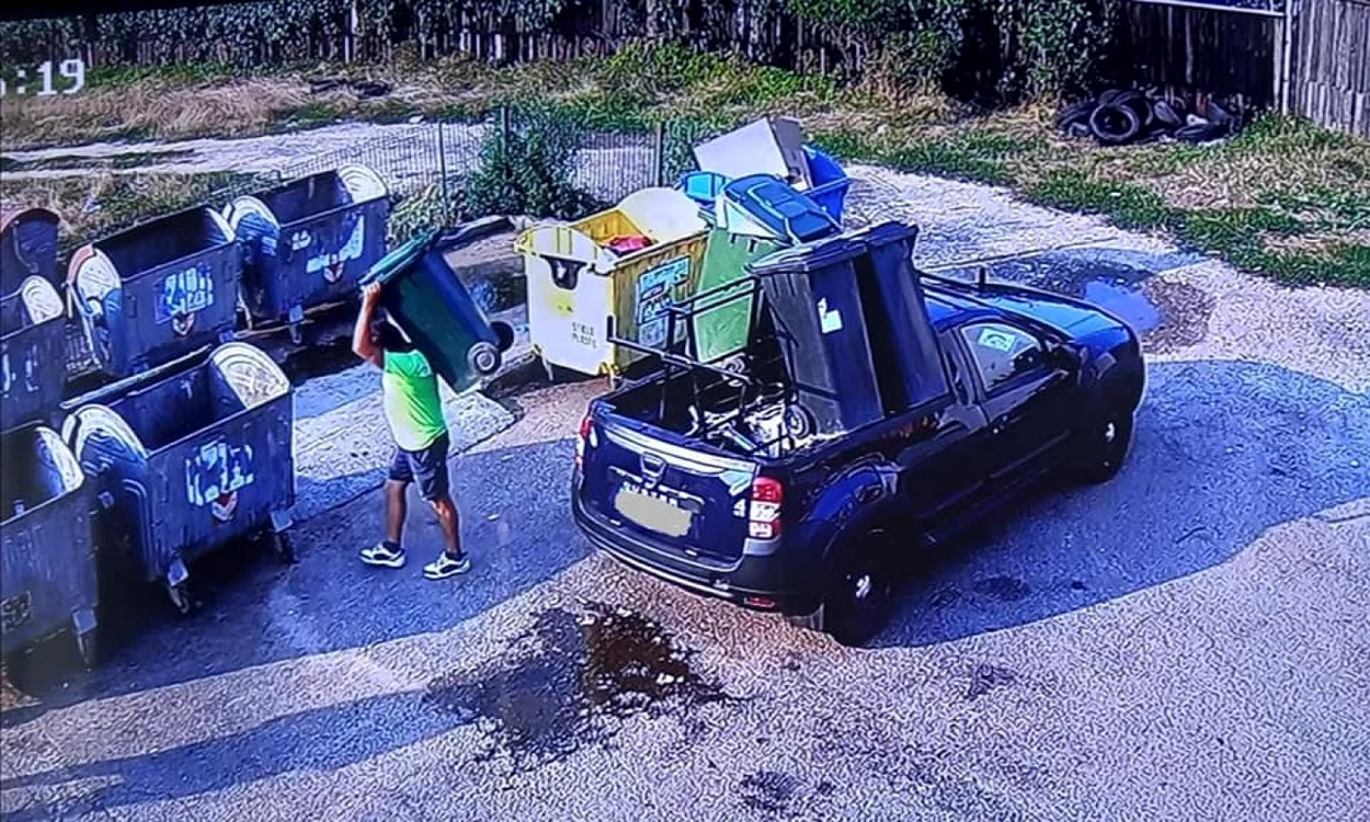 Bărbatul a fost surprins de mai multe ori golindu-şi pubelele FOTO: Poliţia Locală Mioveni
