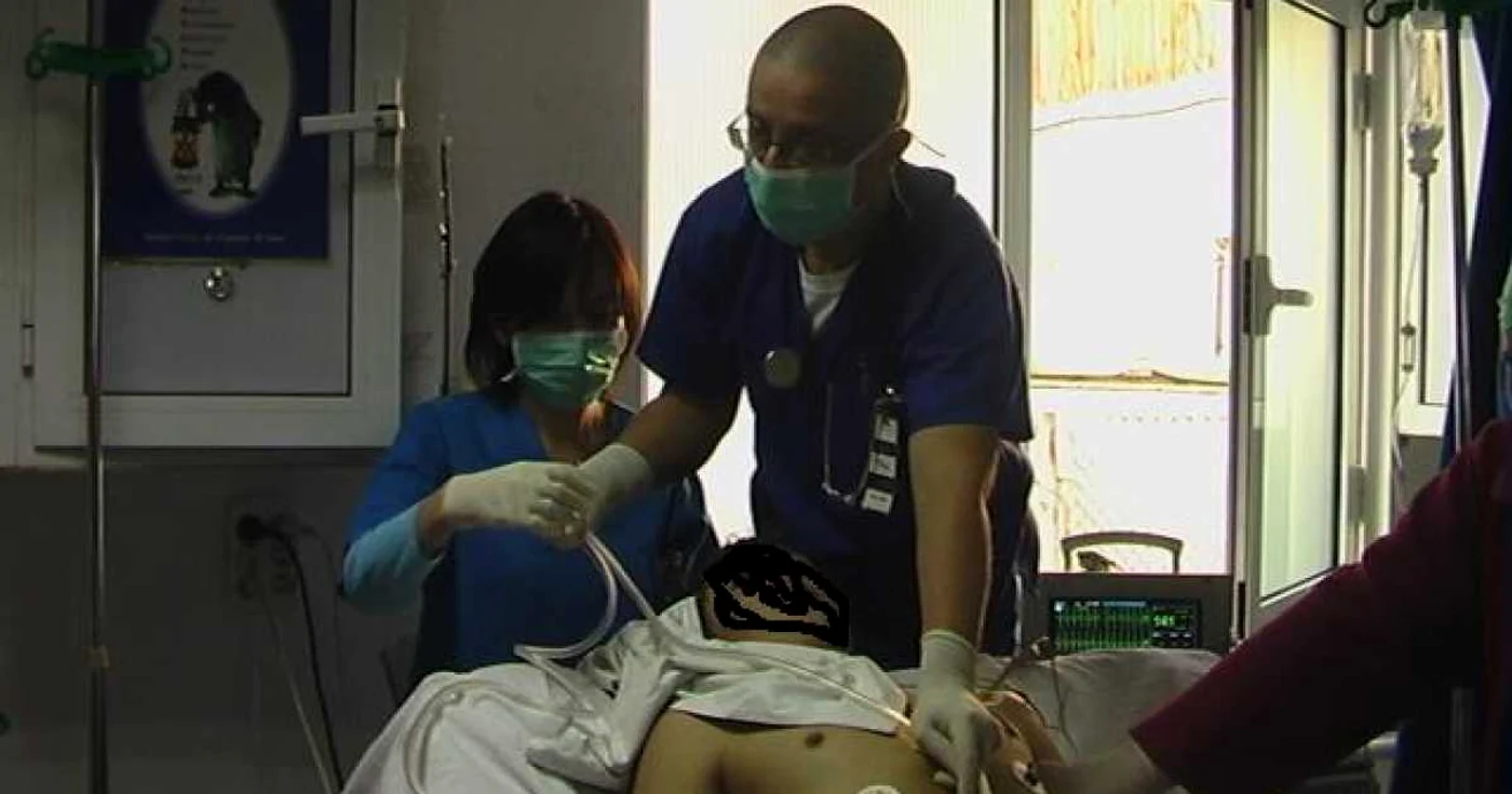 Medicul Tudor Ciuhodaru încearcă să resusciteze pacientul