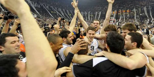 Jucatorii de la Partizan se bucură în mijlocul a peste 21.000 de oameni