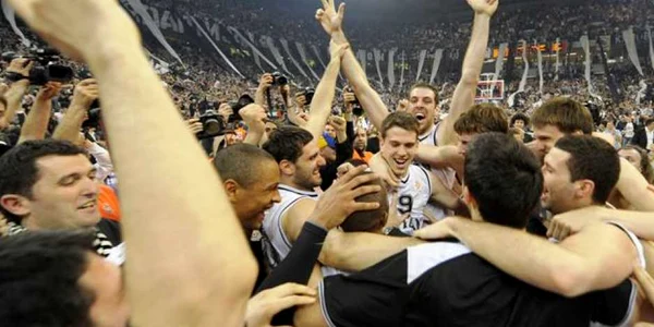 Jucatorii de la Partizan se bucură în mijlocul a peste 21.000 de oameni