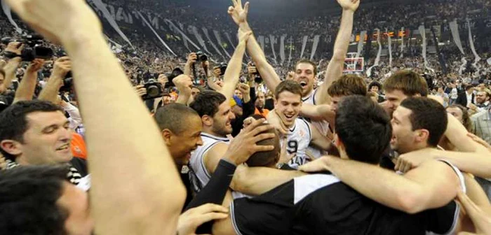 Jucatorii de la Partizan se bucură în mijlocul a peste 21.000 de oameni