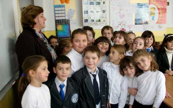 Elevi de clasa I, alături de prof. Liliana Dumitru