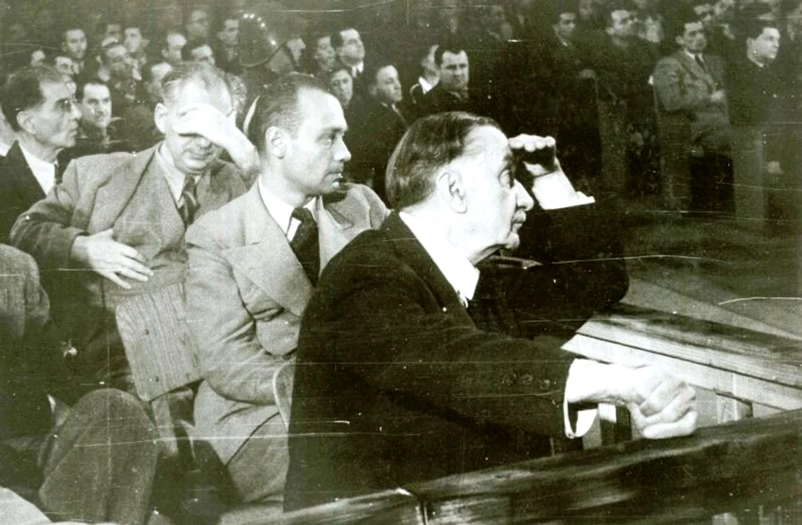 Boxa acuzaţilor: Maniu e în faţă,  cu mâna la frunte,  iar Mihalache e pe ultimul rând (al cincilea),  cu mâna pe obraz