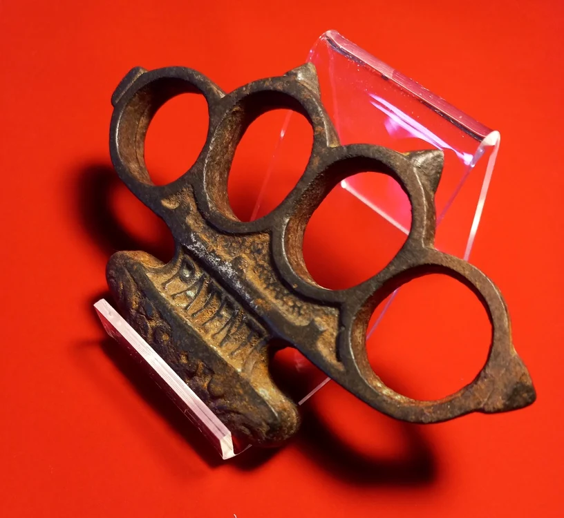 Obiect de lovire din fier de tip knuckle duster (foto: Muzeul Județean de Istorie și Arheologie Maramureș)