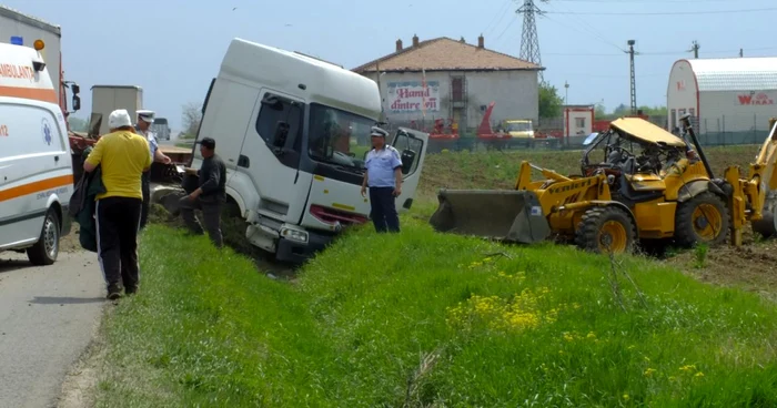 Tirul a ajuns în şant iar utilajul pe care îl transporta, pe câmp FOTO: Daniel B.