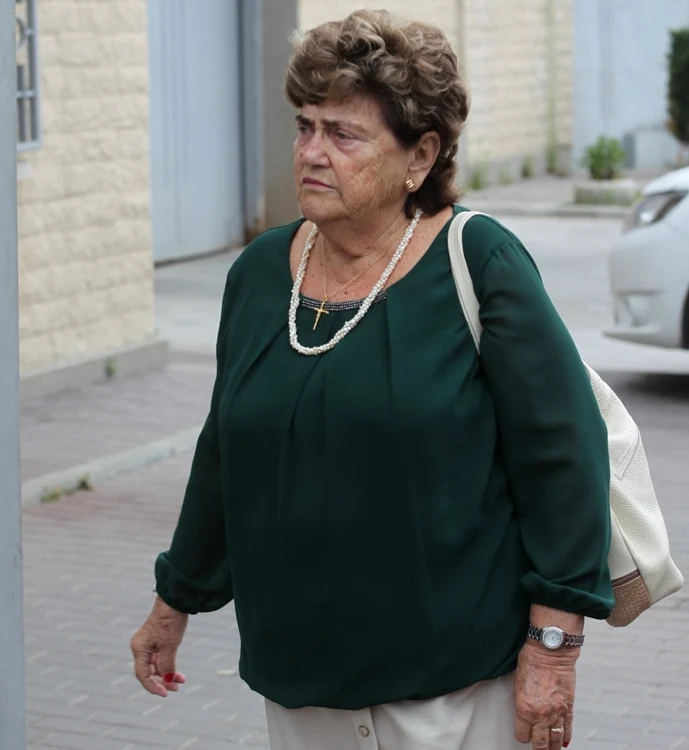 Gabriela Mazăre, mama lui Radu Mazăre, a venit tristă la cununia fiului său