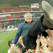 Mircea Lucescu îşi ţine  în locuinţa din Doneţk  casetele cu înregistrările  tuturor meciurilor disputate  de Şahtior sub comanda sa (FOTOGARFII: Alexandra Dragu) jpeg