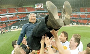 Mircea Lucescu îşi ţine în locuinţa din Doneţk casetele cu înregistrările tuturor meciurilor disputate de Şahtior sub comanda sa (FOTOGARFII: Alexandra Dragu) jpeg