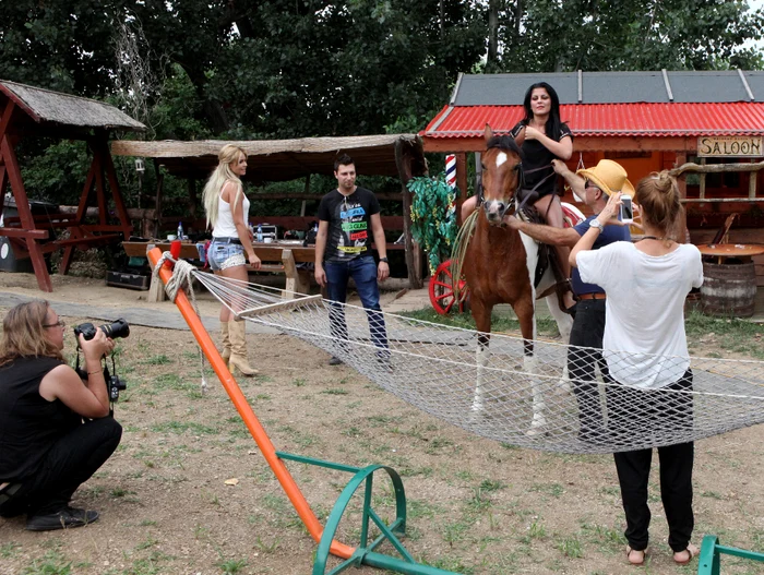 Fetele de la Click! Models şi Zoltan Lorencz au făcut atmosferă în Vestul Sălbatic