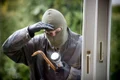 shutterstock 13184890 hot spargator geam fereastra ranga cagula furt apartamente locuinte locuinta casa case fereastra jpeg