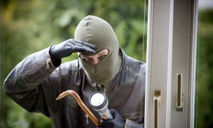 shutterstock 13184890 hot spargator geam fereastra ranga cagula furt apartamente locuinte locuinta casa case fereastra jpeg