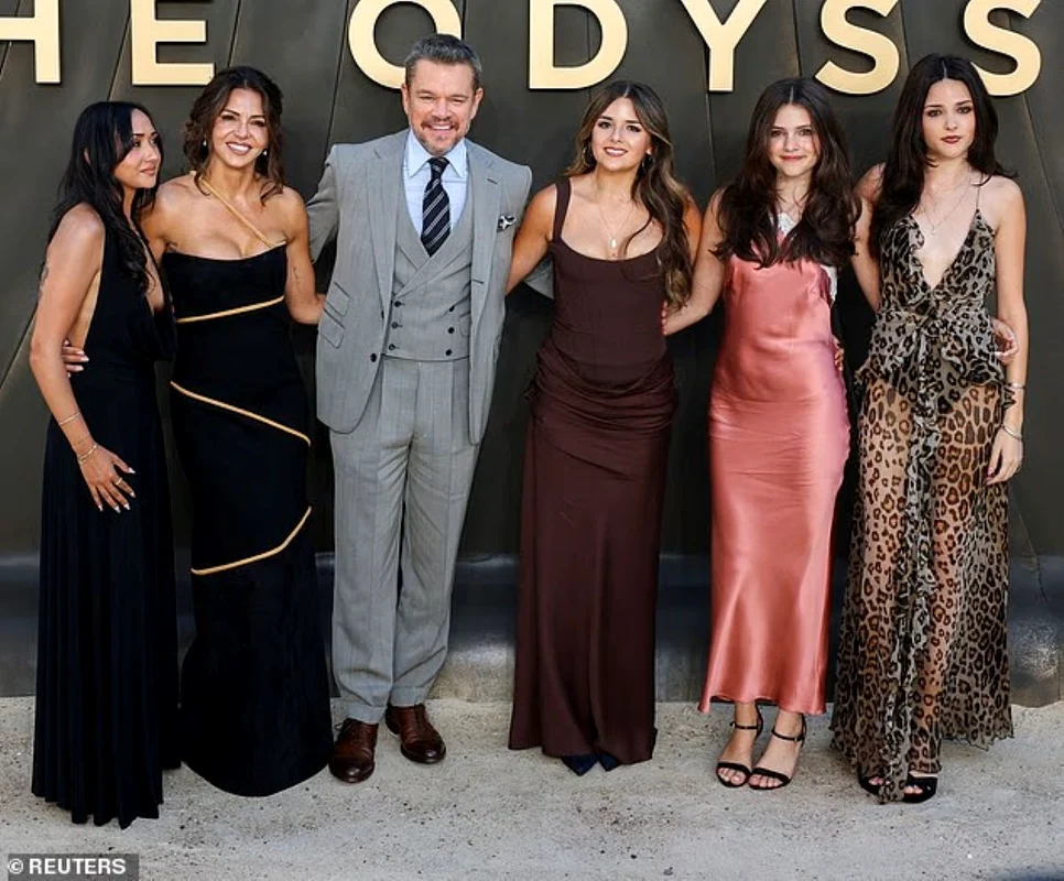 Soția și cele patru fiice i-au fost alături la premiera filmului „The Odyssey” / foto: DailyMail