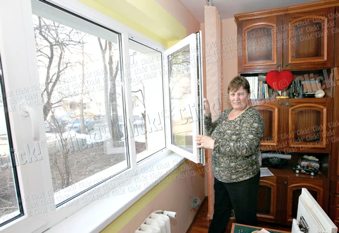 Firma care a modernizat blocul a montat geamuri de termopan tuturor locatarilor