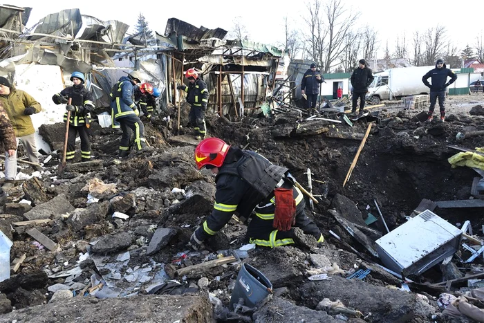 Război în Ucraina: Urme ale unui bombardament rusesc FOTO EPA-EFE