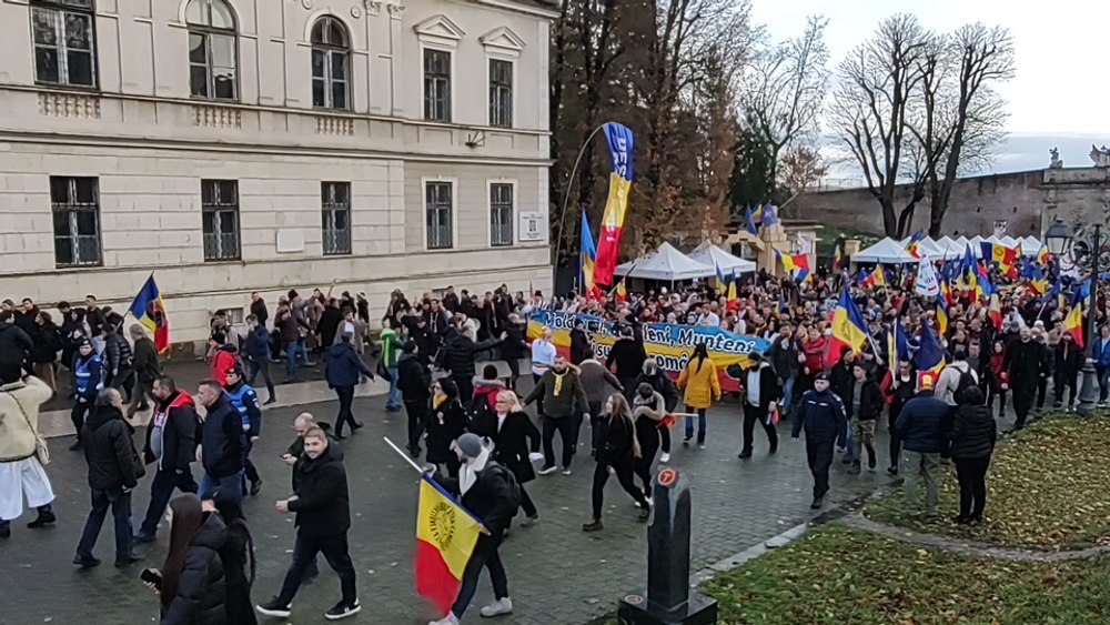 Mii de participanți la Marșul Unirii de la Alba Iulia cu membri și simpatizanți AUR din toată țara VIDEO 