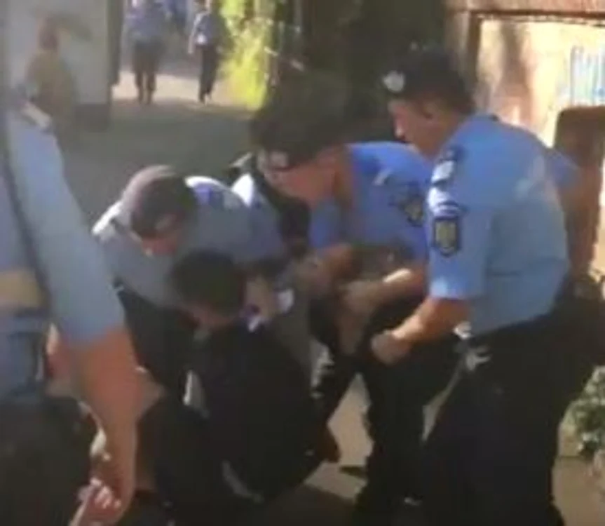 
    Un protestatar a fost ridicat cu forța de jandarmi la mitingul Diasporei din 10 august 2019Foto: Captură Video  